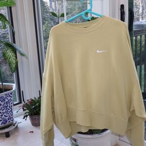 Nike Women's Crewneck Sweatshirt in Soft Lemon